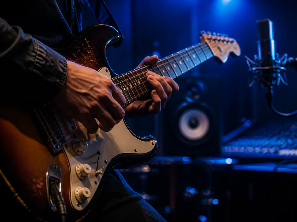 Início 8 Músico tocando guitarra em estúdio