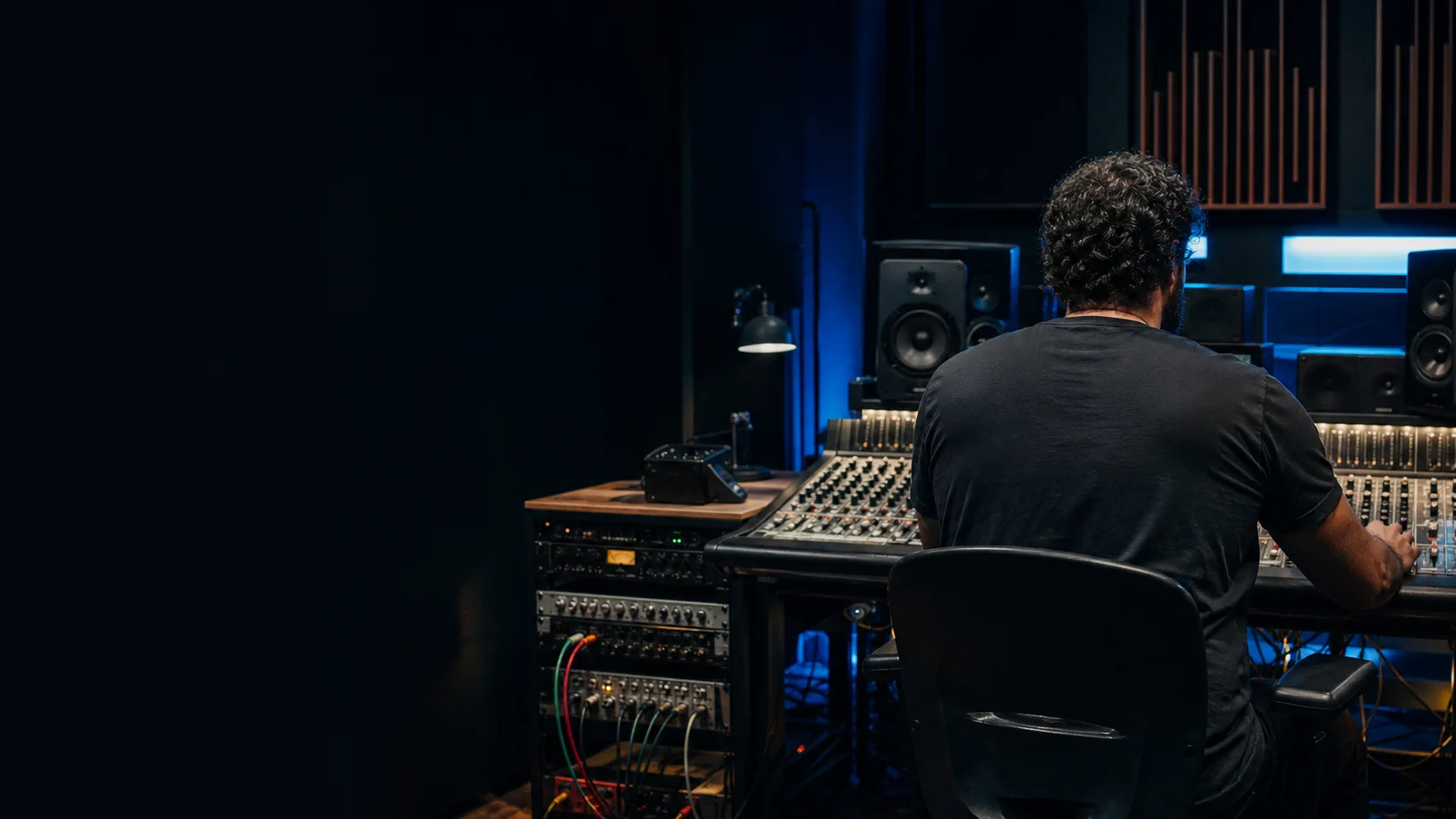Sobre a MaxSound 1 Profissional trabalhando em um ambiente de áudio